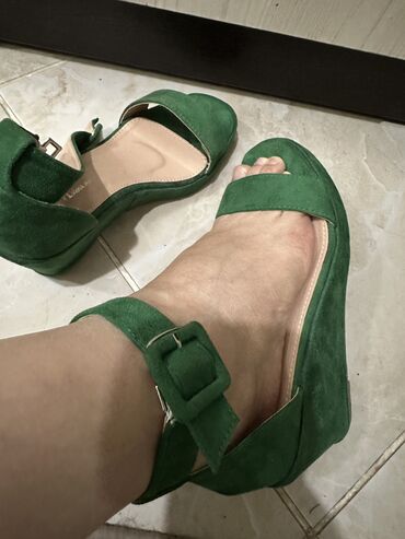женская красивая обувь: Срочно продается комфортное босоножки
Качество 👌
Удобно👌красиво👌🏼