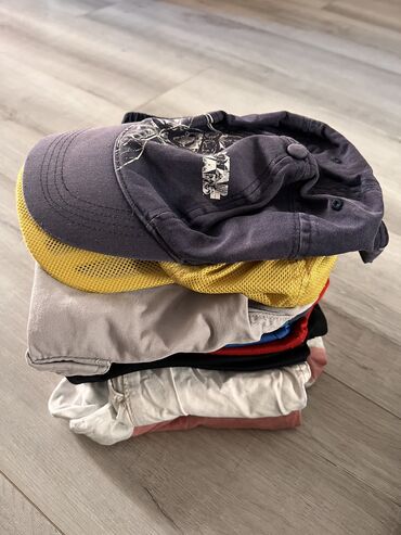 вещи пакет: 10 шорт и 2 кепки, размеры на мальчика до 10 лет, в хорошем состоянии