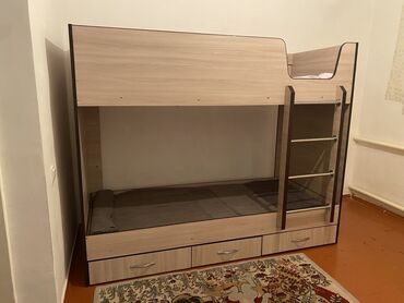 Двухъярусные кровати: Двухъярусная кровать из светлого дерева с лестницей и тремя выдвижными