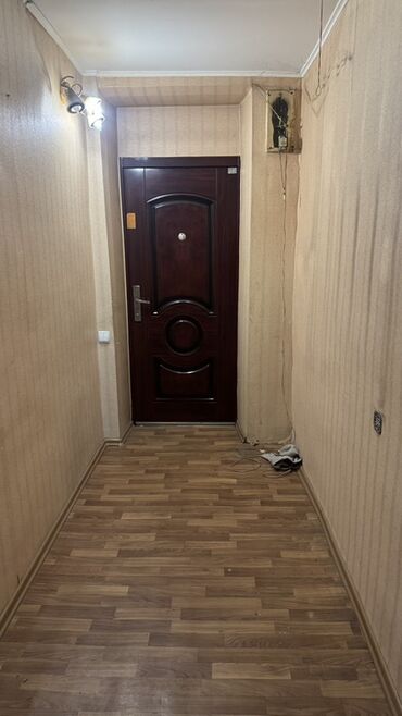 1 комнатная квартира рабочий городок: 2 бөлмө, 50 кв. м, Сталинка, 1 кабат, Эски ремонт