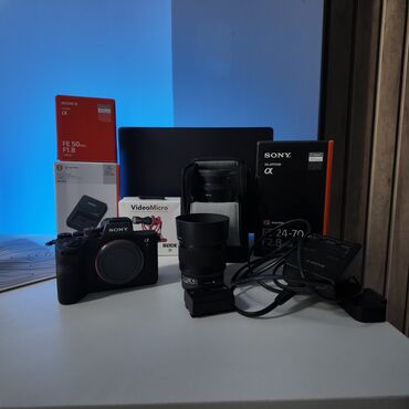 Fotokameralar: Sony A7 IV, FE 2.8/24-70GM, FE 1.8/50, Rode VideoMicro, Sony BC-QZ1