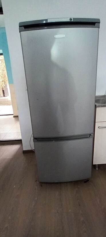 умный холодильник: Холодильник Biryusa, Б/у, Двухкамерный