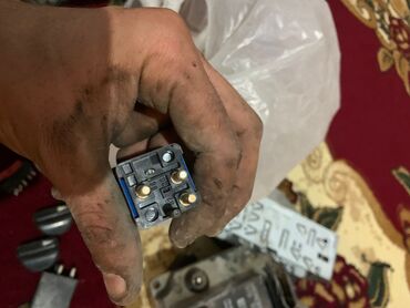 Maqnitofonlar: Bosch avtomobil maqnitofonu (head unit) üçün əsas blok və metal montaj — 31