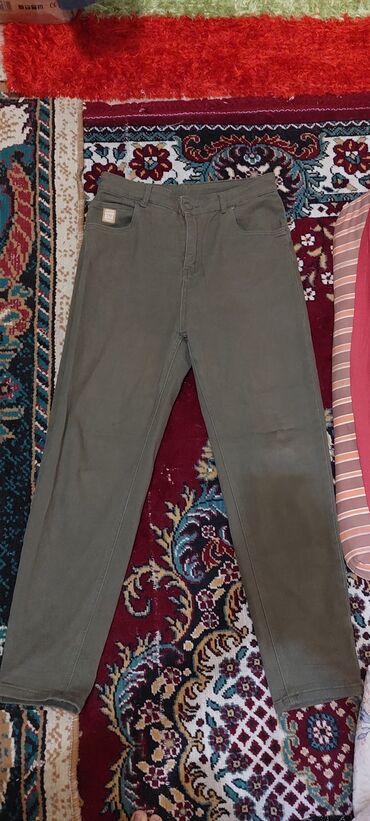 серые с потёртостями джинсы: Мом, Высокая талия, Стрейч