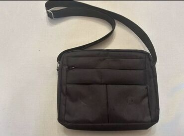 laptop çanta: Qara çanta satılır.Səliqəlidir.2 yerlikdir.Zamok ilə bağlanır.Uzun