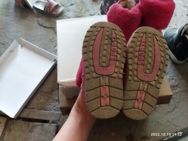 Детская обувь: Детские угги 300 сом состояние хорошее