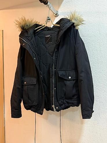 suni kurk: PULL&BEAR qış gödəkçəsi - Rəng: qara - Model: kapüşonlu, süni — 1