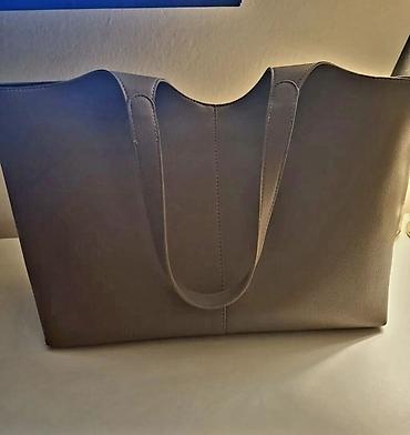 Elegantna ženska torba – tote model - Minimalistički dizajn u na lalafo.rs Elegantna ženska torba – tote model - Minimalistički dizajn u