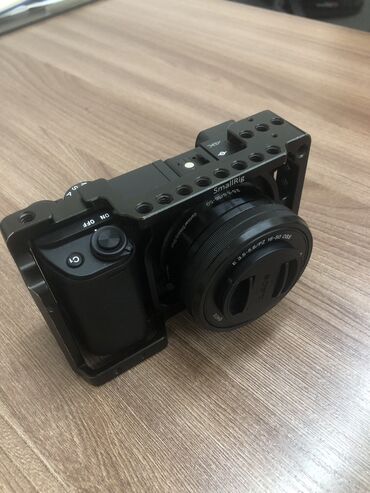 Фотоаппараты: Продаю камеру Sony A6400 с китовым объективом 16-50. Есть клетка