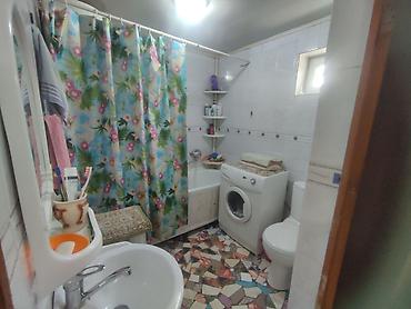 Продажа полдома: Продается пол дома в центре Рабочего Городка. Общий участок 4 сотки — 4