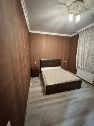 Uzunmüddətli kirayə mənzillər: 3 otaqlı mənzil – mebellə - Geniş qonaq otağı: şıq asma tavan, şüşə — 4