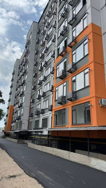 магазин одежды: Продаю коммерческое помещение на цокольном этаже девятиэтажного дома