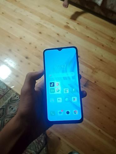 Smartfon – damla tipli ön kamera çıxıntısı olan tam ekranlı dizayn