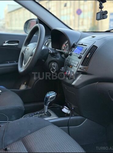Hyundai: Hyundai i30 CRDi, gümüşü rəng, hetçbek kuzov. Xüsusiyyətlər: - Dizel — 12