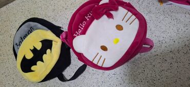 Məktəb çantaları: Fərqli ölçü və dizaynlarda uşaq çantaları dəsti. Çantalar müxtəlif — 5