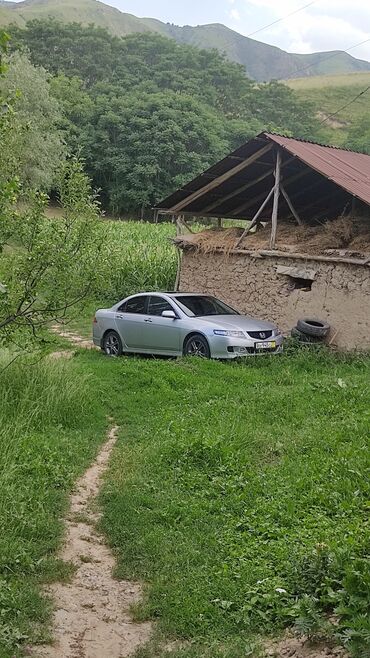 дорожный мотоцикл: Серебристый седан Honda Accord шестого поколения, припаркованный на