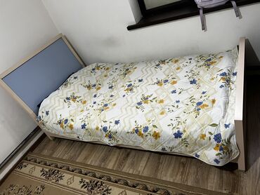 Односпальные кровати: Продаю кровать б/у односпальная без матраса