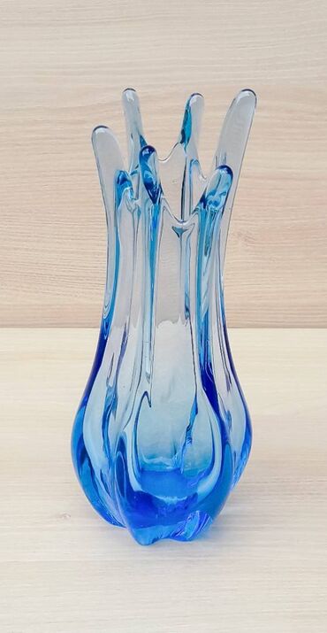 советская ваза: Ваза сделанная в СССР. Стеклянная, очень красивая с синеватым отливом
