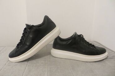 balenciaga track patike: GUESS br 42 27cm unutrasnje gaziste stopala, patike kao nove, bez mana