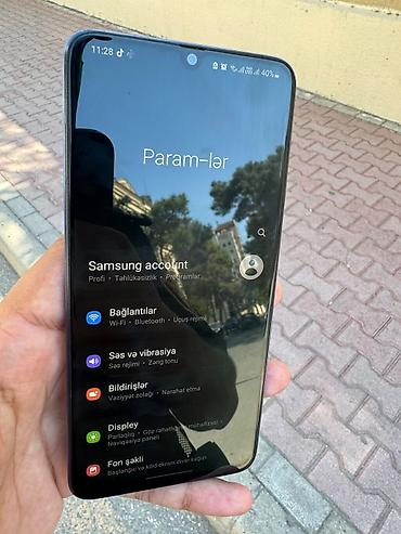 google pixel 10: Mavi rəngli smartfon Xüsusiyyətlər və portlar: - Alt hissə: 3.5 mm — 9