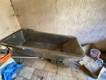 печька для бани: Прямоугольная ванна из металла, предположительно стали, с гладкой