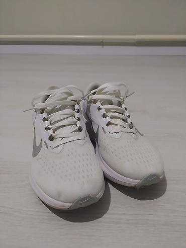 абайя: Белые кроссовки Nike для бега и повседневной носки. Лёгкая низкая — 3