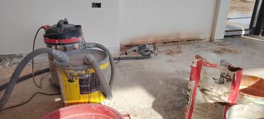 Döşəmə işləri: Kölgə plintuslarin montaji
Kolge plintuslarin vurulmasi
Gizli plintus — 2