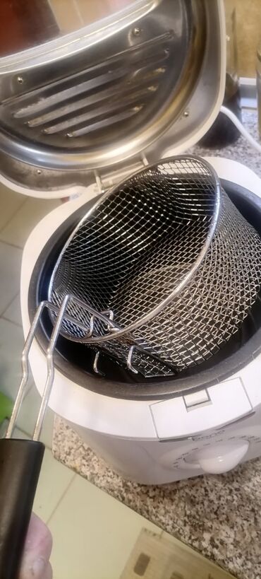 Kaloriferi: Friteza Bono manja kao nova je.
Dobra
 Mirjevo — 3