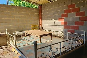 двор: Продаю двухэтажный дом, (полдома, но с отдельными воротами и двором) — 4