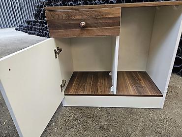 quxna divanlari: Mətbəx/əmək masası altı dolab - Material: laminat/LDSP. Üst və rəflər — 2