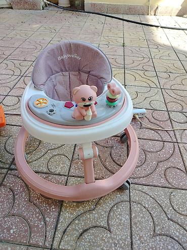 Uşaq gəzdirici “Babywalker” - Rəng: açıq çəhrayı-ağ - Yumşaq, hündür