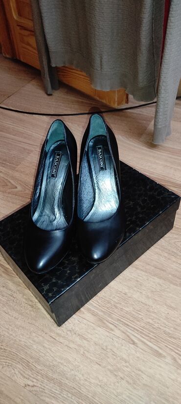 продаю женские туфли: Туфли Basconi, 37, цвет - Черный
