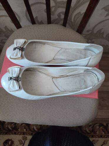 обувь сабо: Продаю кожаные белые балетки в отличном состоянии 39 размер