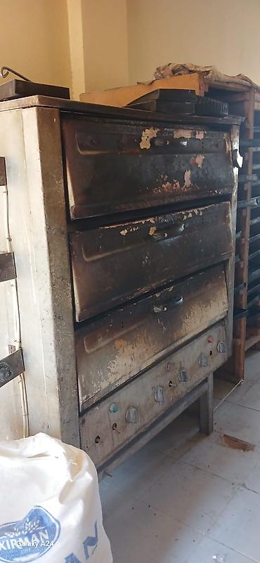 corek vitrini: Saray qəsəbəsində hazır çörek biznesi satılır. Peç 2 ədəd, xəmir — 4