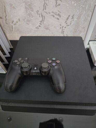 RAF: Sony PlayStation 4 Slim (PS4) konsolu + 2 ədəd DualShock 4 oyun pultu