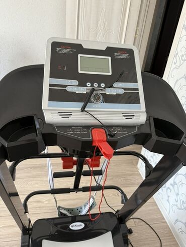 trenajor qiymetleri: McCardio firmasının KNL-6069DS modelində qaçış trenajoru. Üzərində