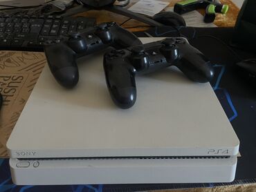 ноутбук кызыл кыя: PlayStation 4 Slim (белая) с двумя беспроводными геймпадами DualShock