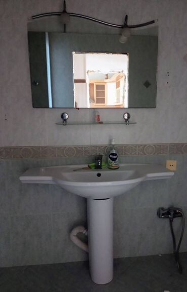Özü yapışan divar kağızları: Hər şey daxildir. Güzgü, aplik, lavabo