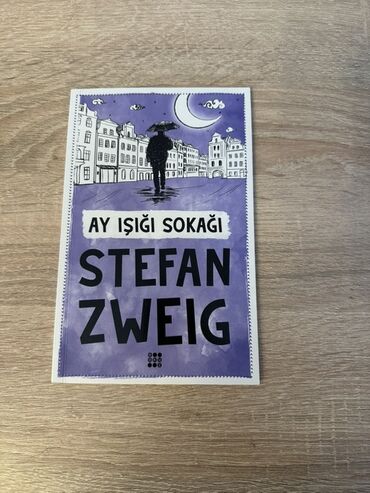 русский язык 2 класс мсо 1: Stefan Zweigin "Ay İşığı Sokağı" adlı kitabı. Kitab Almaniyada yaşayan