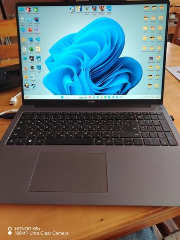 noutbuklar işlənmiş: Intel Core i3, 8 GB, 17.3 "