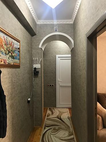 Otaqların satışı: 3 otaqlı mənzil – interyer və mebel ilə - Yataq otağı: geniş pəncərə — 11