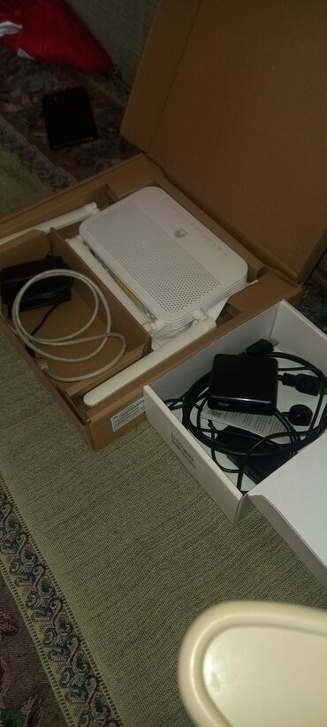 limitsiz internet paketleri: Huawei şirkətindən olan, iki antenli, ağ rəngli simsiz router. Evdə və