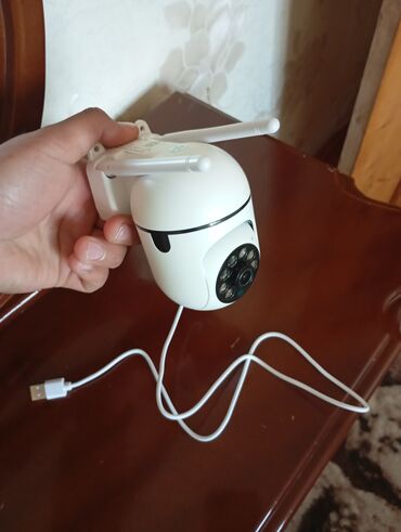 düymə kamera: Ağ rəngli simsiz təhlükəsizlik kamerası ev, ofis və ya digər