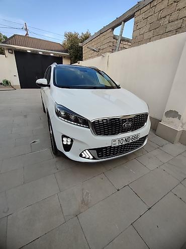 Kia: Ağ rəngdə olan Kia Sorento avtomobili. Avtomobilin arxa hissəsində LED — 4