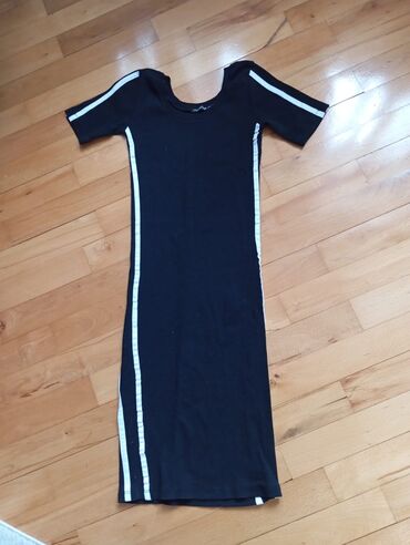 Dəstlər, kostyumlar: Qadın geyimləri dəsti – 3 ədəd 1) Qırmızı qısa don: - Klassik düz — 15