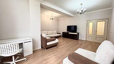center: For rent spacious 3 bedroom apartment at Toktogul 140 / Togolok Moldo — 3