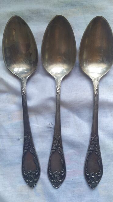 Süfrə ləvazimat dəstləri: Klassik naxışlı süfrə dəsti – qaşıq və çəngəllər - Tərkib: 3 ədəd iri — 1