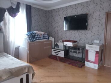 Həyət evləri və villaların satışı: Satılır: yaşayış evi və yanında fəaliyyət göstərən kiçik market binası — 26