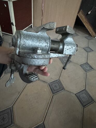 Тиски: 4 штук Тиски СССР Две маленькие! По 4000 сом Один средний. 8000сом — 9