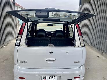 Частная аренда авто: Компактный городской хэтчбек Nissan Cube (JDM), белый цвет кузова — 4